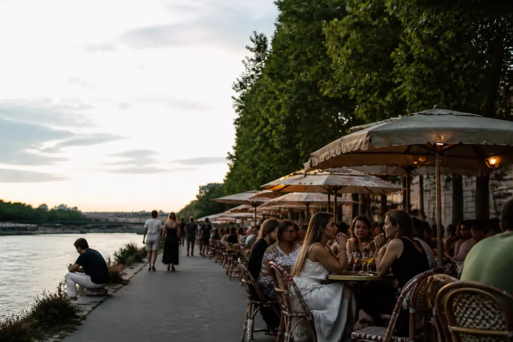 Terrasses de bar eclairees au bord du fleuve