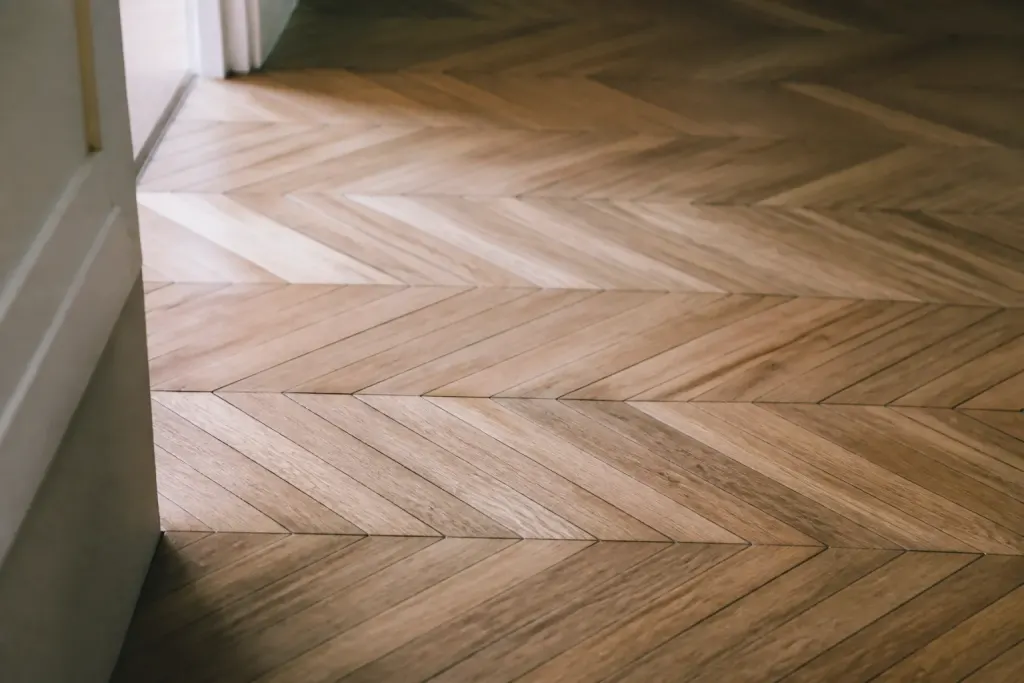 Tuiles chevron diagonal avec rangees droites paralleles