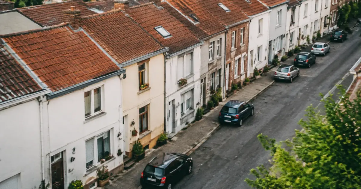 Vue aerienne de maisons alignees sur une rue